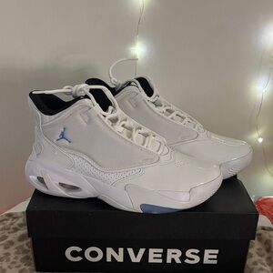 NIKE air jordan max aura 4